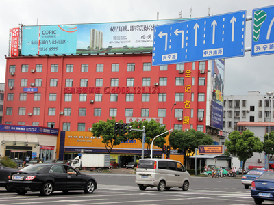 兩年未拆的違章廣告牌何時了結？寧波廣告設計與城市治理的困局